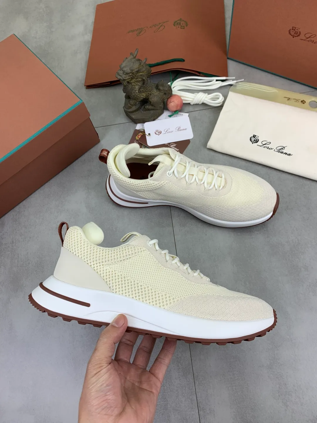 Men's men's shoes 💰P542 New style 💰High quality The latest casual shoes Loro Piana 💯Top grade💯Buy the original copy💯 Founded the existing Loro Piana company on April 24, 1924. The family has been operating for the sixth generation, providing top quality products to customers who are discerning in taste and quality. Imported original fly woven fabrics with cowhide fabric, plain calfskin lining, hand-stitched threads with cowhide feet, original packaging, high-end outsole, size: 38-46, multiple colors available, complete package